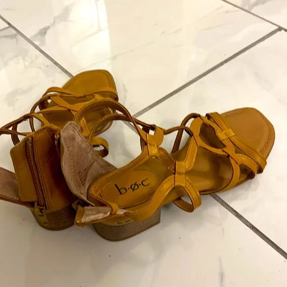 b.o.c. size 6 yellow/tan geometric pattern sandal - Picture 3 of 3